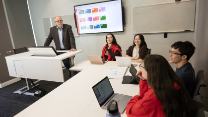 JD Bowers, Dean Honors College leads class with students ( l to r) Catherine Lee Karen Luo Ye (MGSA '25), Kai Gesteland (SEBS '27) and Faith Taylor (SAS '27)