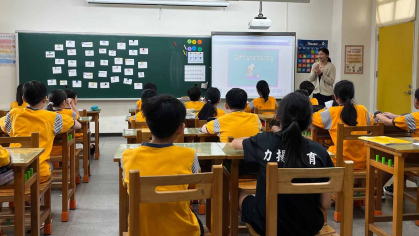 Pauline Kung (back right) teaches English to a class of sixth graders in Taipei.