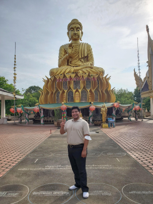 Bryan Balarezo studying abroad in Thailand.