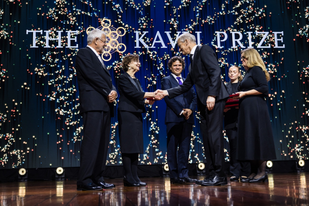 Eva Andrei receiving the Kavli Prize on a stage